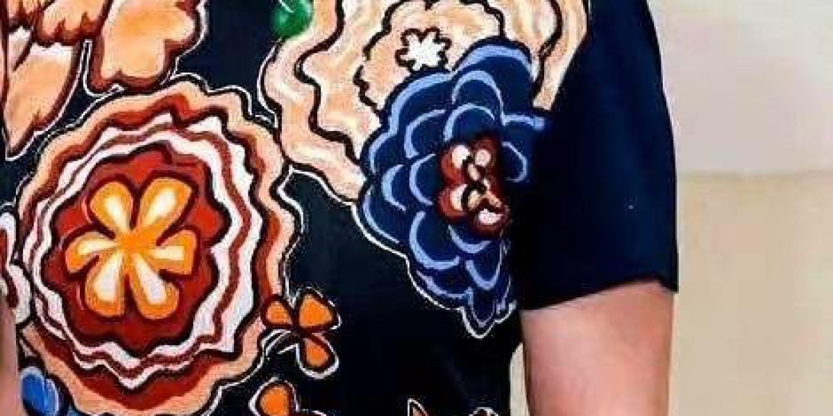63岁何超琼出席活动，花T恤配翡翠玉环雅而不俗，皮肤白嫩显年轻