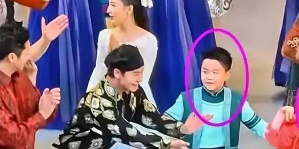 佟丽娅带9岁儿子演出，儿子是翻版陈思诚！瘦了20斤更加帅气精神