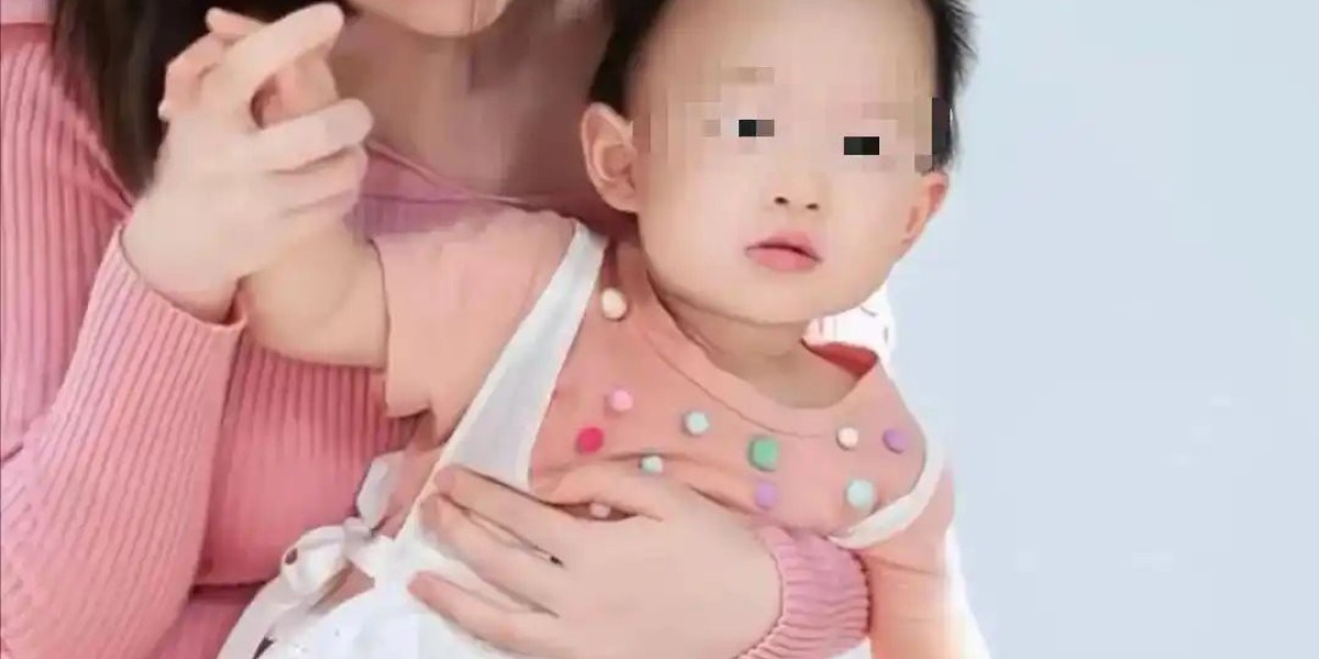 王思聪前女友黄一鸣直播中透露，考虑给女儿闪闪找个后爸，大了点送她出国留学