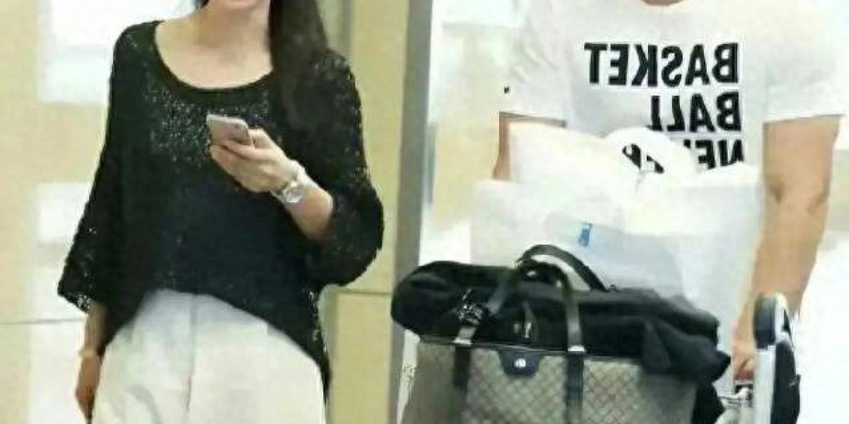 51岁李冰冰带小16岁男友现身机场！两人很甜蜜，网友们不淡定了