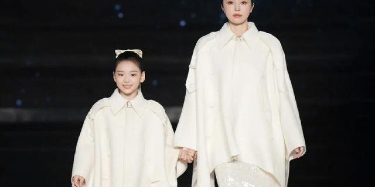 亲子走秀：董璇杜若溪画风正常，李小璐母女反差穿搭成焦点