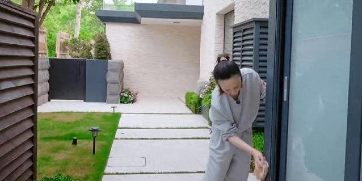 王琳55岁独居别墅，父母养老院7年，母女为何冷如冰？
