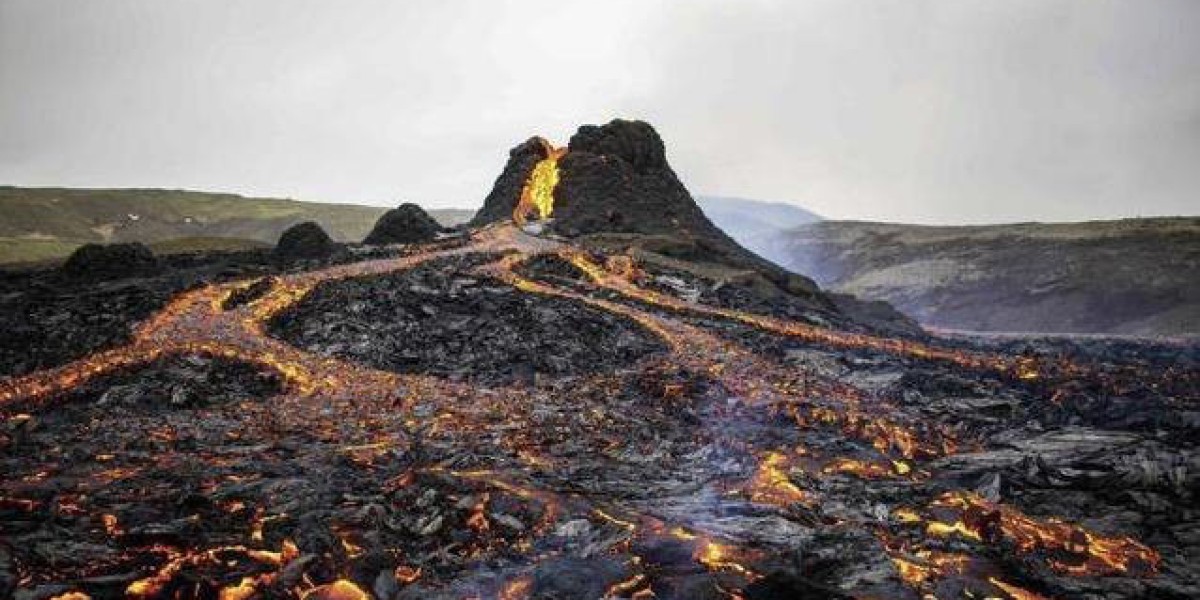 喷发口激增6倍，富士山岩浆蠢动，日本会变“黑城”吗？