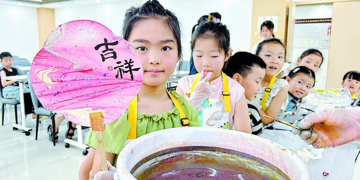 小手绘漆扇 文化润童心