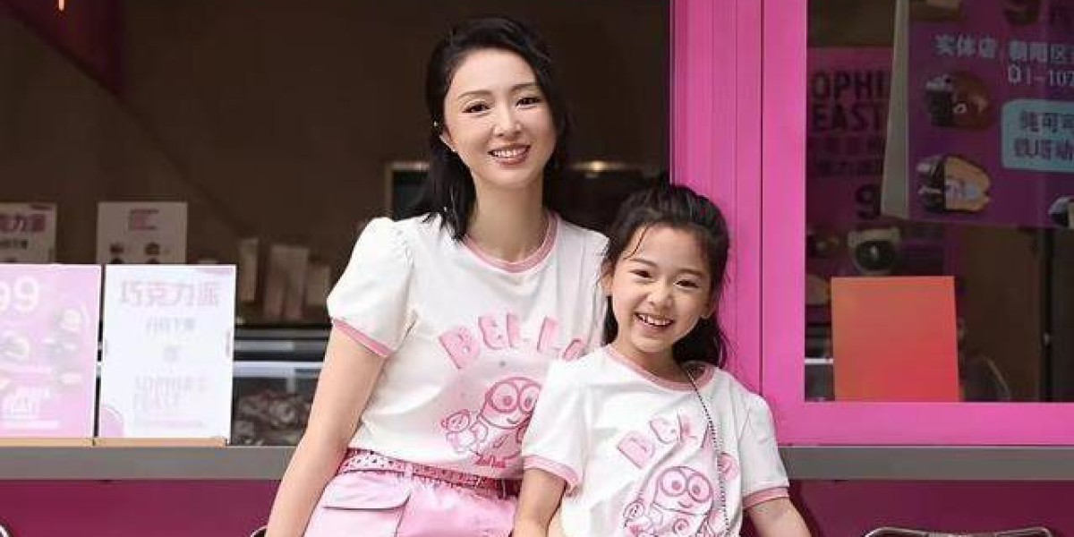 7岁小酒窝迷上时代少年团？网络热梗脱口而出，董璇咋教的娃