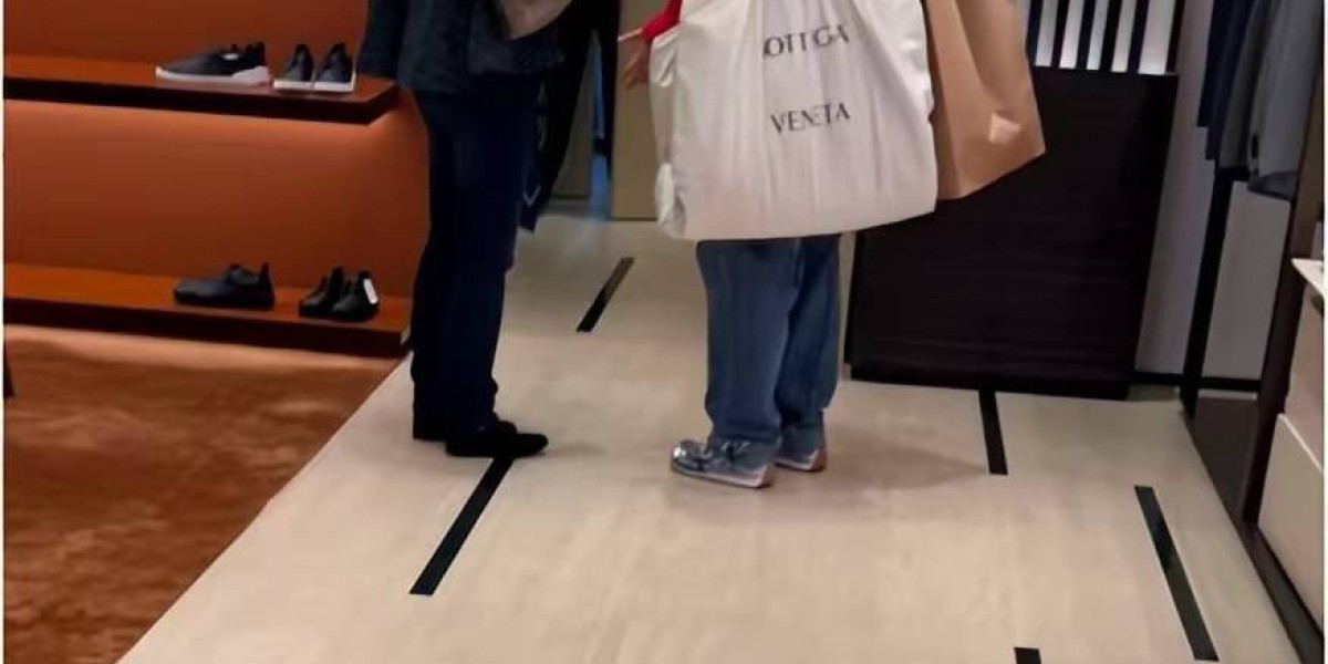 郭晶晶在巴黎逛打折村，10W+的包一口气买5个，男助理快提不动了