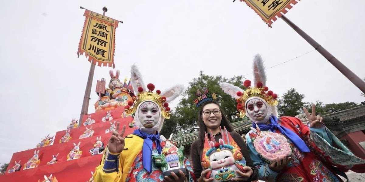 中秋古庙人潮涌，兔儿爷山吸睛无数，你猜灯谜了吗？