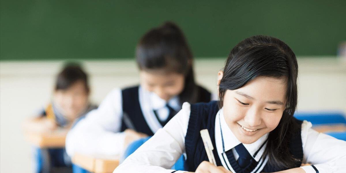 “不停上培训班”和“很少上”的孩子，三方面差别明显，别忽视