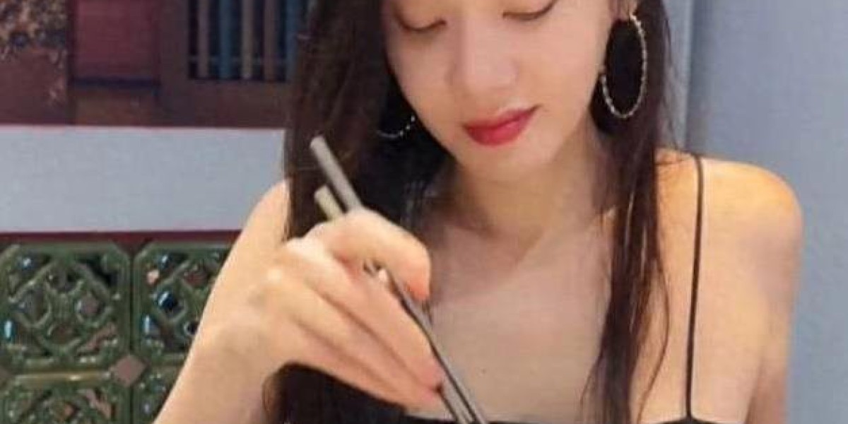 秋瓷炫夜市狂吃榴莲，儿子机灵拽走她，丈夫被问胖没胖吓傻了？