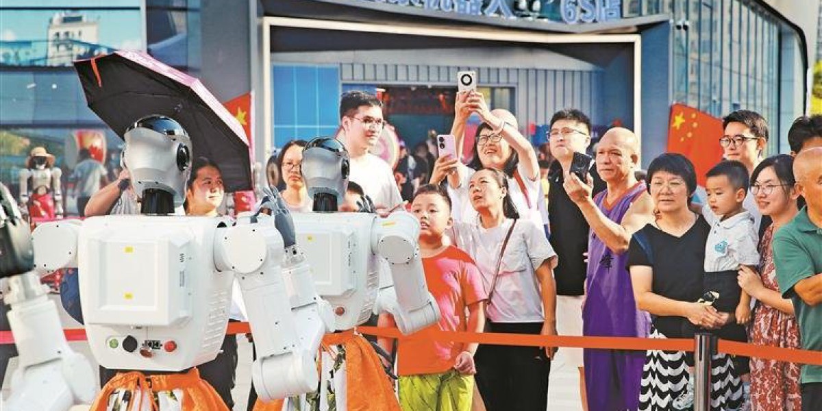 全球首家机器人6S店机器人“载歌载舞”与人同乐
